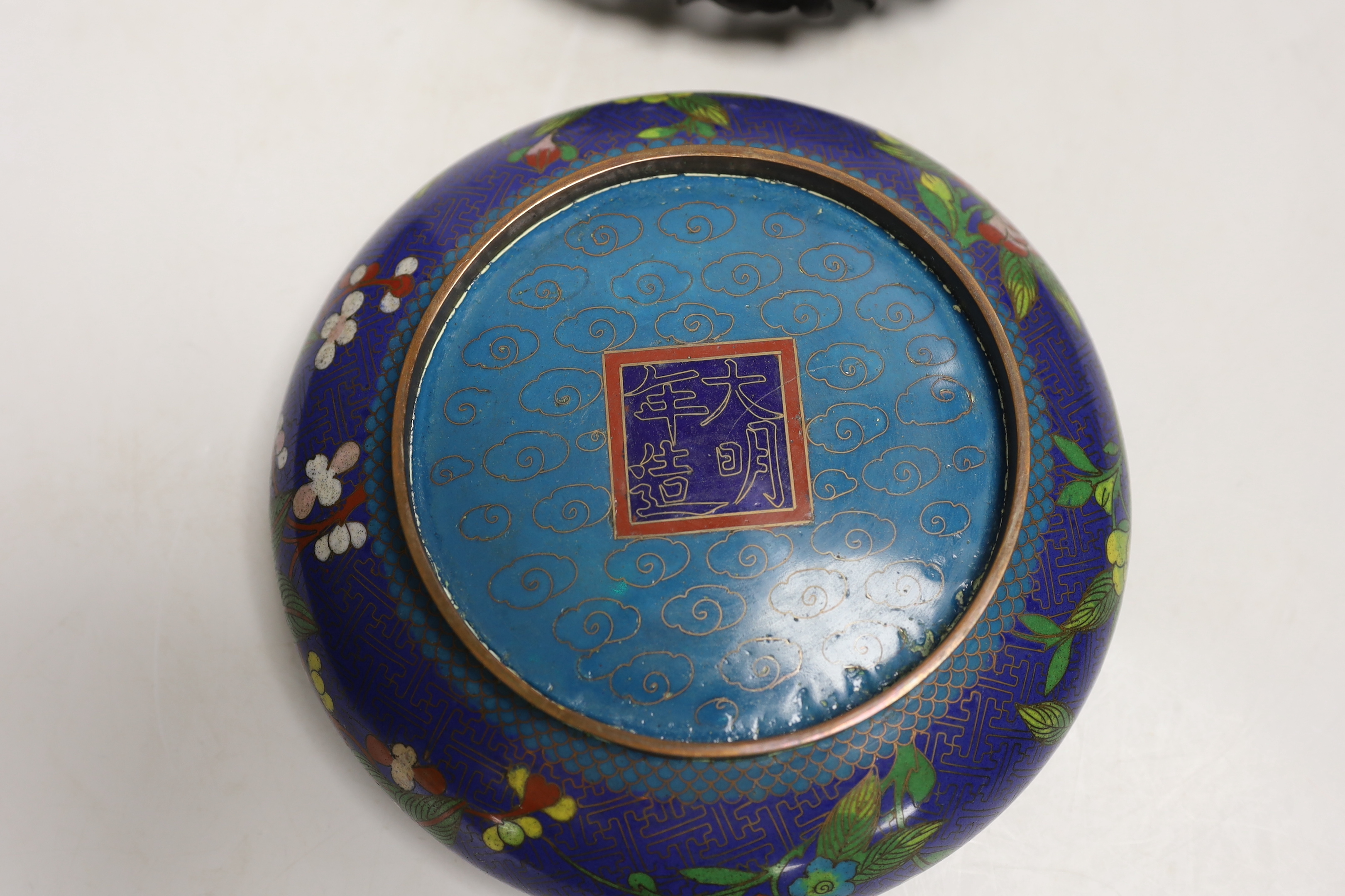 A pair of early 20th century Chinese cloisonné enamel jars and covers, together with a similar bowl and wood stand, largest 20cm high